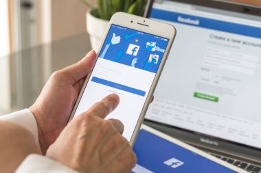 BANGKOK, THAILAND - 25 Eylül 2017: Facebook sosyal medya uygulaması logosu giriş, mobil uygulama ekranı kayıt sayfası iPhone akıllı cihazları iş adamının elinde