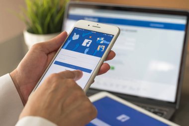 BANGKOK, THAILAND - 6 Temmuz 2017: Facebook sosyal medya uygulaması logosu giriş, mobil uygulama ekranı kayıt sayfası iPhone akıllı cihazları iş adamının elinde