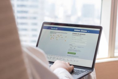 BANGKOK, THAILAND-12 Mart 2017: Facebook sosyal medya ağı bilgisayar dizüstü bilgisayarında kullanıcı kaydına sahip veya iş arama, pazarlama, sosyal medya reklamcılığı ve blog yazımı için kayıt ekranına kaydoluyor 
