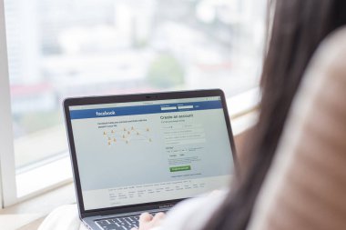 BANGKOK, THAILAND-12 Mart 2017: Facebook sosyal medya ağı bilgisayar dizüstü bilgisayarında kullanıcı kaydına sahip veya iş arama, pazarlama, sosyal medya reklamcılığı ve blog yazımı için kayıt ekranına kaydoluyor 