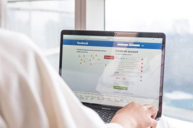 BANGKOK, THAILAND-12 Mart 2017: Facebook sosyal medya ağı bilgisayar dizüstü bilgisayarında kullanıcı kaydına sahip veya iş arama, pazarlama, sosyal medya reklamcılığı ve blog yazımı için kayıt ekranına kaydoluyor 