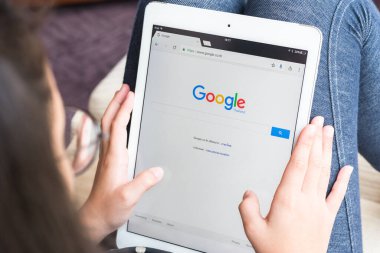 BANGKOK, THAILAND - 10 Nisan 2017: Chrome web tarayıcı Ipad akıllı aygıt dokunmatik ekranı üzerinde Google arama motoru simgeleri boş zamanlarında okul araştırmaları ve çalışmalar için kız öğrencilerin ellerinde