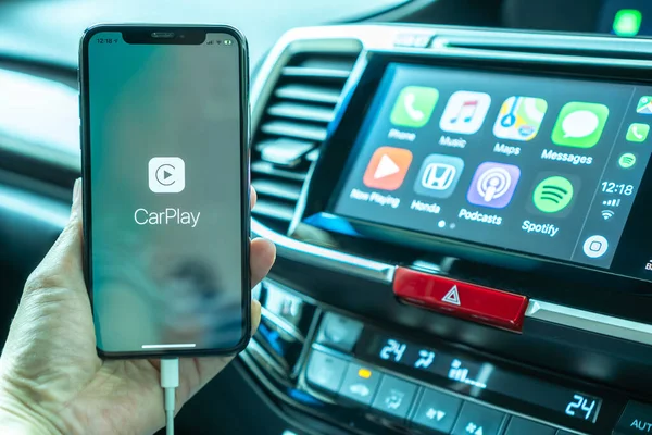 BANGKOK, THAILAND-16 Mayıs 2019: iPhone X üzerinde Apple Carplay uygulaması, seyahat haritası için Honda car 'a bağlı akıllı mobil uygulama, elle ücretsiz telefon görüşmesi, ulaşım aracı güvenliğiyle ilgili çevrimiçi müzik
