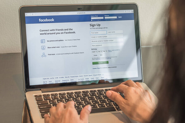 БАНГКОК, Таиланд-18 октября 2015 года: социальная сеть Facebook на ноутбуке ПК с пользователем зарегистрироваться или войти в регистрационный экран для поиска работы, маркетинга, рекламы в социальных сетях и записи в блоги
 