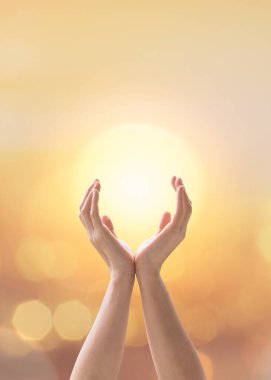 Zihin ve ruh mantra yoga meditasyonu, kadınla ruhsal sağlık pratiği günbatımında huzur verici bir rahatlama eğitimi yazın altın saati gündönümü güneşi ve gökyüzü mum ışığı bokeh