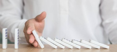Ekonomik veya yatırım koruması için domino etkisi kavramını durduran iş çözümü stratejisi ve çöküşü engelleyen kurumsal kişinin eliyle başarılı bir müdahale.