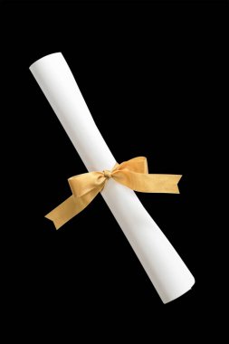 Diploma, diploma rulosu siyah arkaplanda kırpma yolu ile izole edilmiş, çalışma programı başarı, akademik mezuniyet, öğrenci başarısı, eğitim diploması günü