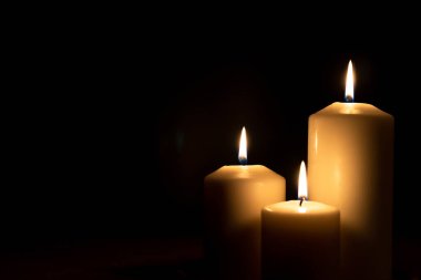 Kilisedeki Noel ışığı, dinsel ritüeller için bulanık altın bokeh, ruhani zen meditasyonu, huzur dolu zihin ve ruh ya da cenaze töreni için bulanık altın bokeh ile.