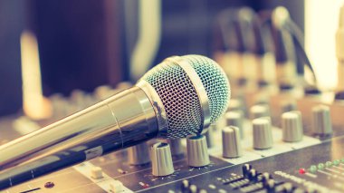Karaoke ya da ses sentezleyicisi elektronik müzik enstrümanı ses karıştırıcısı radyo yayın stüdyosu, seminer etkinliği, gösteri ya da düğün partisinde mikrofon sesi hoparlörü