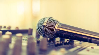 Karaoke ya da ses sentezleyicisi elektronik müzik enstrümanı ses karıştırıcısı radyo yayın stüdyosu, seminer etkinliği, gösteri ya da düğün partisinde mikrofon sesi hoparlörü