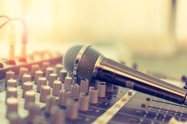 Radyo yayın stüdyosu, seminer etkinliği, gösteri ya da düğün partisinde ses sentezleyicisi elektronik müzik enstrümanı ses mikserinde mikrofon karaoke hoparlörü.