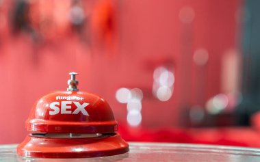 Zil ve bulanık kırmızı erotik yatak odası olan seks dükkanı konsepti yetişkin eskort servisi işi, seks çağrısı ve erkekler kulübü için.