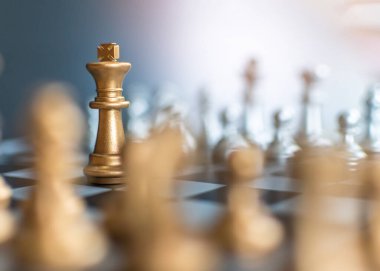 İş stratejisi yarışması, başarı için stratejik planlama ve satranç tahtasındaki satranç lideri karşı tarafta savunucuya bakarken liderlik konsepti