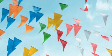 Eğlenceli bir şenlik için mavi gökyüzünde asılı açık renkli bir arka plan, yaz bayramı çiftliği ziyafeti, karnaval festivali etkinliği, park ya da sokak şenliği tasarımı için