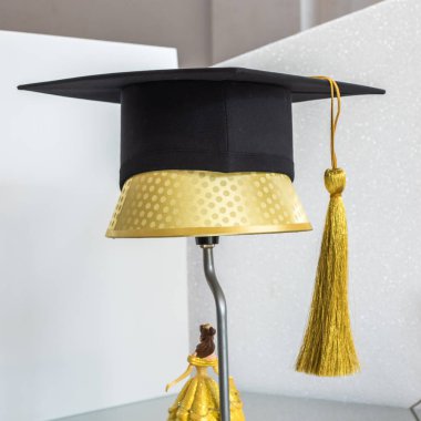 Mezuniyet şapkası, akademik başlık veya Mortarboard beyaz arka planda izole edilmiş, eğitim şapkası tasarımı modeli ve okul mezuniyet şapkası şablonu için kırpma yolu var.