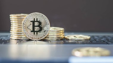 Fintech finansal bankacılık işi ve internet çevrimiçi bilgisayar teknolojisi konsepti aracılığıyla dünya borsası yatırımı için sanal dijital para birimleri içeren klavyede Bitcoin kripto para birimi