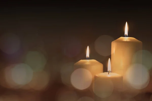 Kerst Advent Kaars Licht Kerk Met Wazige Gouden Bokeh Voor — Stockfoto