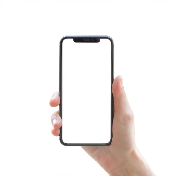 Kadının elindeki akıllı telefon, dijital cep telefonu modeli ve şablonu için boş ekran (kırpma yolu) ile beyaz arkaplanda izole edildi
