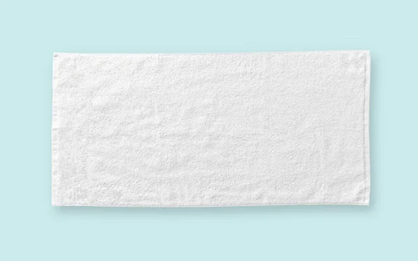 白色棉布毛巾仿制模板织物擦拭器 蓝色背景与裁剪路径隔离 平铺顶视图 — 图库照片
