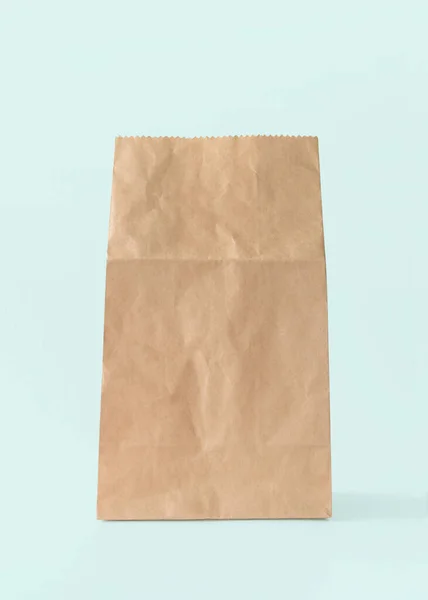 Tas Kertas Diisolasi Dengan Latar Belakang Biru Putih Dengan Jalur — Stok Foto
