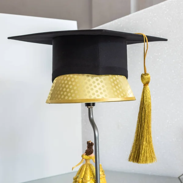 Absolventenhut Akademische Mütze Oder Mortarboard Schwarz Isoliert Auf Weißem Hintergrund — Stockfoto