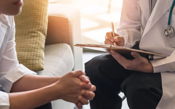 Frauen Den Wechseljahren Stressige Patientinnen Die Sich Mit Einem Arzt — Stockfoto