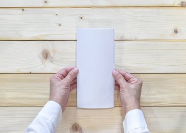 Üç katlı pamphelt broşür tasarımı. İş adamının elindeki A4 boyutlu kağıt. Şablon çizimi için.