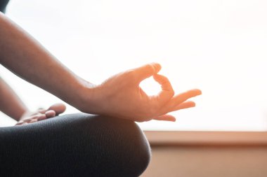 İnsan ruhu meditasyon terapisi, yoga nilüferinde kadın ile metal dengesi kavramı ruhani meditasyon yapıyor, huzur içinde dinleniyor beden dersinde ya da evde sabahları sessizce dinleniyor.