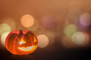 Cadılar Bayramı balkabağı Jack O 'Lantern gülen surat Grunge Wood Night Bokeh 