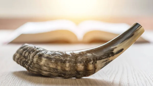 Yom Kippur ve Rosh Hashanah (Hashana) (Musevi Yeni Yıl tatili) kavramı ve Ram Shofar (boynuz) ile sofrada dini kutsal dua kitabı