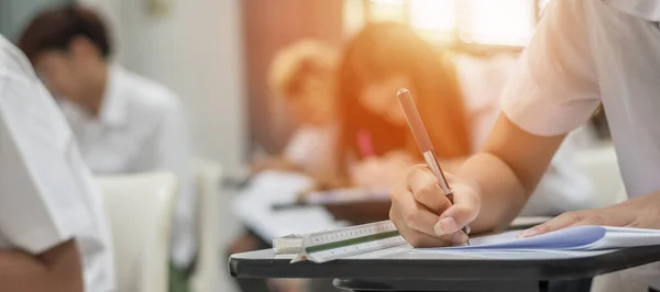 Examen School Met Een Student Die Een Toelatingstest Aflegt Klas — Stockfoto