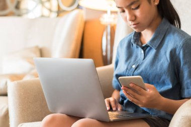 Çevrimiçi eğitim dijital yaşam tarzı genç kız e-öğrenim sınıfı kursunda bilgisayar ve cep telefonu kullanarak evden internet iletişim teknolojisi üzerinde çalışıyor.