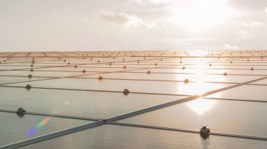 Fotovoltaik hücre veya PV sistemi, yenilenebilir enerji ve sürdürülebilir güç için çatıya kurulmuş güneş paneli