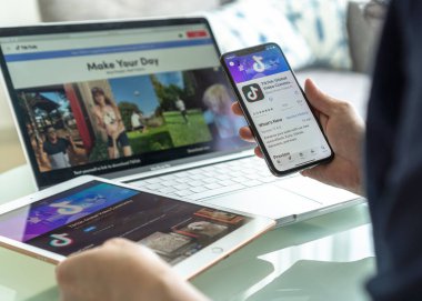 Pattaya, Tayland - 30 Ağustos 2020: TiK Tok uygulaması, küresel video topluluğunun TikTok sosyal medya ağı yaratıcı kısa vdo klipleri ile müziklerle iletişimi arkadaşlarla ve dünyayla paylaşmak için.