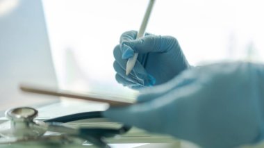 TeleHealth, teletıp tıbbi servisi ve dijital tablet üzerinde çalışan doktorla çevrimiçi sağlık konsepti, hastanedeki hasta sağlığını inceleyen ve analiz eden bilgisayar internet teknolojisi