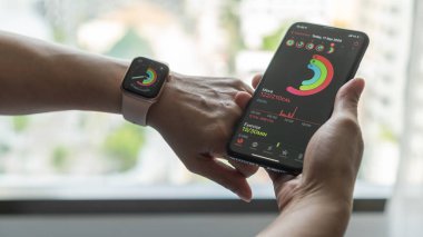 Bangkok, Tayland - 11 Eylül 2020: Apple etkinliği iPhone senkronizasyonu ile Apple saatinin vücut hareketlerini gösteren kalori ve sağlık hizmetleri için çalışma süresi 