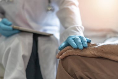 Parkinson hastası, eklem iltihabı el ve diz ağrısı ya da yaşlı yetişkinlere tıbbi muayene kliniğinde ya da hastanede danışmanlık yapan yaşlı bir doktorla akıl sağlığı konsepti
