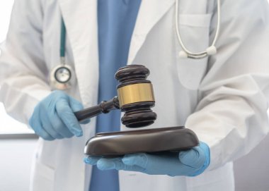 Adli tıp, bilim ya da adli tıp hukuki soruşturma ya da tıbbi uygulama - adli ve sivil yasalar için laboratuvar bilimci ya da doktorun elinde Yargıç tokmağın elinde olduğu yanlış tedavi adalet kavramı