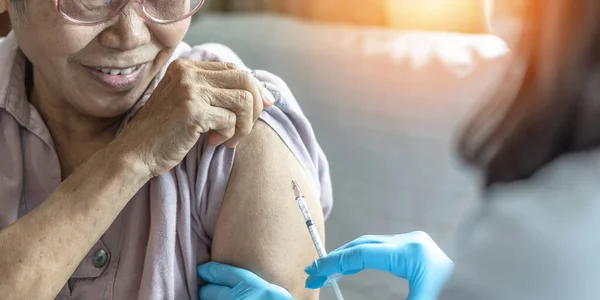 Vaccinspruta För Äldre Vaccinering Medicinsk Immunisering För Åldrande Äldre Kvinnor — Stockfoto