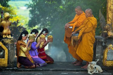 2016-12-04 Tayland. Lao kızlar Budist Tapınağı'nda hak yasağı Muang, Nong Khai yapıyoruz. Laos ve Tayland editoryal Asya kültürünü.