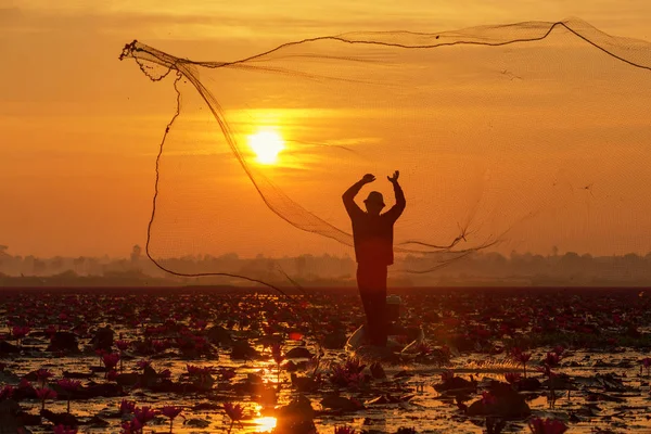 Pescador Silueta Que Trabaja Barco Lago Para Captura Peces Amanecer — Foto de Stock
