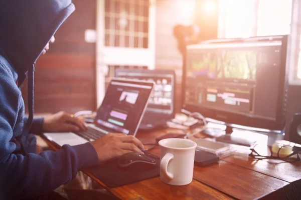 Yaratıcı düzenleme video içinde ev ofis stüdyosunun serbest çalışma.