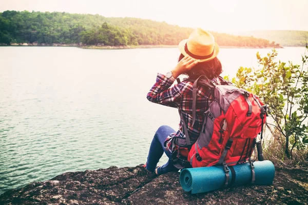 Giovane Donna Hipster Con Backpacker Seduto Sulla Pietra Godendo Lago — Foto Stock