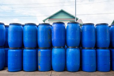 Fabrika ambalaj için geniş açık Plastik tanklar eski mavi.