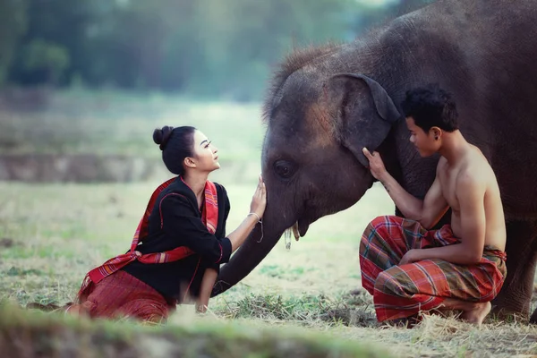 Couples Jouissant Style Vie Éléphant Jeunes Dans Province Surin Thaïlande — Photo