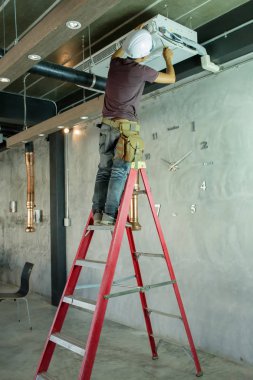 Tavan klima tamir servisi adam teknisyen