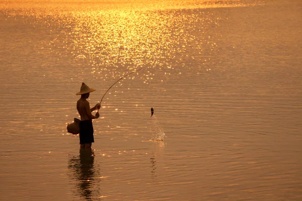 Petit Garçon Pêcheur Silhouette Coucher Soleil Pêche Rivière Mékong Entre — Photo