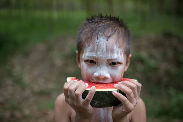 Hopp Läckra Äta Röd Vattenmelon Pojken — Stockfoto