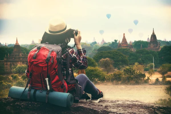 Kobieta Dla Podróżujących Plecakiem Fotografowanie Bagan Mandalaj Myanmar — Zdjęcie stockowe