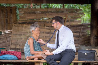 Yaşlı kadın doktor ziyareti hasta ev veya açık olsun. Doktor veya sağlık Gönüllüleri kırsal Asya büyükleri ziyaret etmek. 
